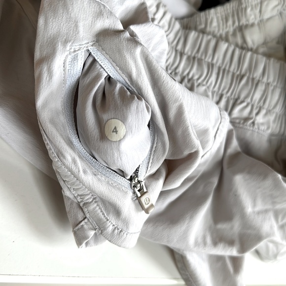 Lululemon Tracker Shorts, women’s, white, size 4 - Picture 7 of 7